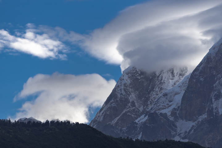 najiabawa peek surrounded by cloud